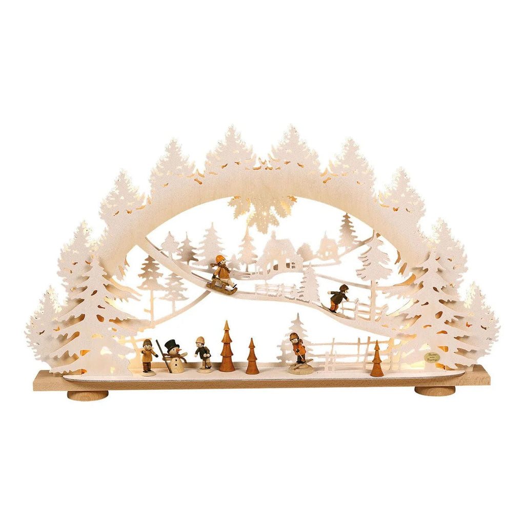Leuke Sneeuwman Op Een Slee Met Een Verfraaide Kerstboom En Een Gift in Leuke Sneeuwman Op Een Slee Met Een Verfraaide Kerstboom En Een Gift in