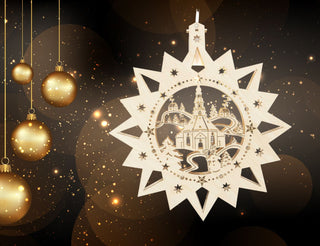 Fensterbild mit winterlicher Kirche, verschneiten Bäumen und Weihnachtsdeko in warmen Farben – festliche Szene mit Lichtern und Sternen, ideal für die Adventszeit und weihnachtliche Stimmung.