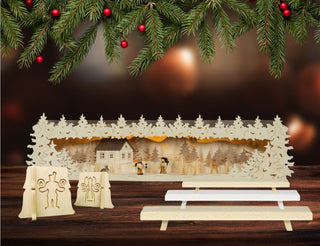 Weihnachtliches Holzdekorationsset mit geschnitztem Haus, Bäumen und Figuren. Im Vordergrund Holzstücke mit Motiven, darüber Tannenzweige mit roten Kugeln. Winterliche Szene in warmem Licht. Geben Sie Ihr Feedback zu BizChat ab.