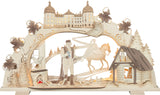 Aschenbrödel-Motiv mit dem Schloss Moritzburg im Hintergrund und den einzelnen Details, wie der Prinz, das Aschenbrödel im Vordergrund und den Haselnüssen, die Teil der Verblendung sind