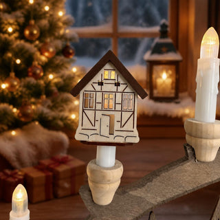Aufsatz Deko-Haus für elektrische Schwibbögen in naturfarbener Holzoptik, filigran gestaltetes Fachwerkhaus als dekorativer Kerzenaufsatz für Lichterbögen und Weihnachtsbeleuchtung, 6,5 cm.