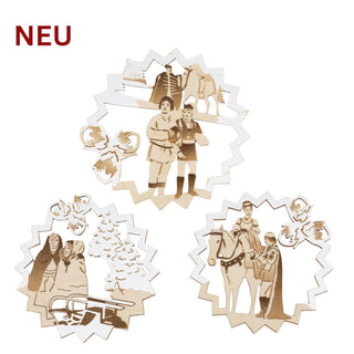 Baumbehang „Drei Haselnüsse für Aschenbrödel®“ im 3er-Set aus hellem Holz mit Raureifeffekt und farbigen Akzenten. Die filigranen Anhänger zeigen bekannte Szenen aus dem Märchenfilm, darunter Aschenbrödel auf dem Pferd, winterliche Waldmotive sowie Figuren aus der Schlossgeschichte. Haselnüsse und Schneedetails verleihen den Ornamenten eine festliche Winteroptik.
