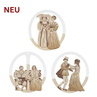 Baumbehang „Drei Haselnüsse für Aschenbrödel®“ Edition Winter 1973/2 im 3er-Set aus hellem Holz mit Raureifeffekt und farbigen Akzenten. Die filigranen Anhänger zeigen bekannte Motive der Ballszene, darunter Aschenbrödel und den Prinzen beim Tanz, das Königspaar sowie Hofdamen. Die winterliche Gestaltung verleiht den Ornamenten eine festliche und märchenhafte Ausstrahlung.