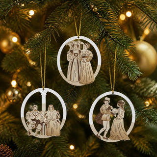 Baumbehang „Drei Haselnüsse für Aschenbrödel®“ Edition Winter 1973/2 im 3er-Set aus hellem Holz mit Raureifeffekt und farbigen Akzenten. Die filigranen Anhänger zeigen bekannte Motive der berühmten Ballszene, darunter Aschenbrödel und der Prinz beim Tanz, das Königspaar sowie Hofdamen. Die detailreiche Gestaltung verleiht dem Christbaumschmuck eine elegante, märchenhafte Winteroptik.