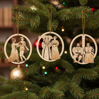 Christbaumschmuck 3er Set aus Naturholz mit filigranen Motiven historischer Figuren und Szenen, rund gearbeitet und am Weihnachtsbaum aufgehängt, umgeben von grünen Tannenzweigen und warmen Lichterketten.