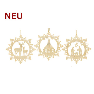 Christbaumschmuck „Klassisch“, naturfarbenes 3er‑Set aus Holz mit filigranen Motiven wie Hirsch, Seiffener Kirche und Krippenszene; jeweils 8 cm groß.