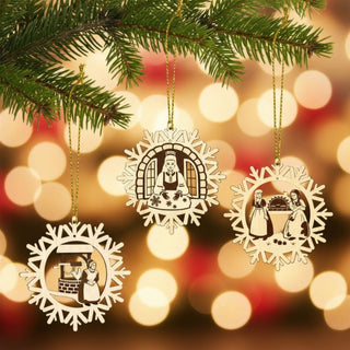 Christbaumschmuck „DEFA – Frau Holle“ im 3er Set, farbig abgesetzte Holzornamente in Schneeflockenform mit filigranen Märchenszenen, am Weihnachtsbaum aufgehängt, umgeben von grünen Tannenzweigen und warm leuchtenden Lichtern im Hintergrund.