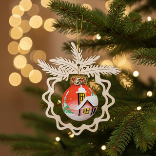 Christbaumschmuck „Abenddämmerung“ (9 cm), farbig bemalte Glaskugel mit winterlichem Hausmotiv in warmen Rot- und Gelbtönen, eingefasst in ein filigranes Holzornament, am Weihnachtsbaum hängend vor stimmungsvoll leuchtendem Lichterhintergrund.