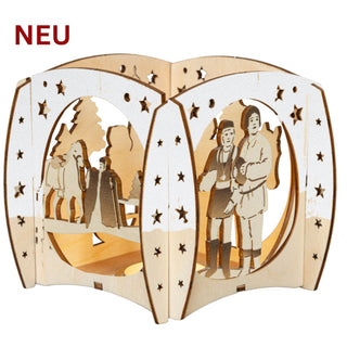 Kerzenhalter „Drei Haselnüsse für Aschenbrödel®“ aus hellem Holz mit Raureifeffekt und farblichen Akzenten. Die filigrane, mehrlagige Szene zeigt Aschenbrödel mit ihrem Pferd in einer winterlichen Waldlandschaft. Sternenausschnitte im Rahmen und ein Teelicht in der Mitte sorgen für eine stimmungsvolle Beleuchtung. Höhe bzw. Breite ca. 12 cm.