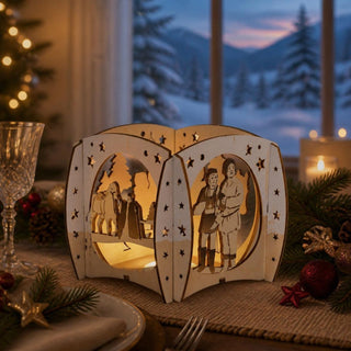Kerzenhalter „Drei Haselnüsse für Aschenbrödel®“ aus hellem Holz mit Raureifeffekt und farbigen Akzenten. Die filigrane, mehrseitige Szene zeigt Aschenbrödel mit ihrem Pferd sowie weitere Figuren aus dem Märchenfilm. Sternenausschnitte im Rahmen und ein Teelicht im Inneren erzeugen eine stimmungsvolle Beleuchtung und setzen die winterlichen Motive wirkungsvoll in Szene. Größe 12 cm.