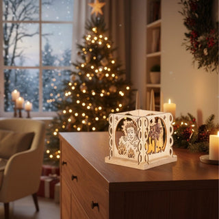Kerzenhalter aus naturfarbenem Holz für ein Teelicht mit Motiv „Das singende, klingende Bäumchen®“, aufgestellt auf einer Holzkommode. Der quadratische Halter zeigt filigrane Märchenszenen mit Figuren und dekorativen Elementen, die vom warmen Kerzenlicht im Inneren beleuchtet werden. Im Hintergrund stehen ein geschmückter Weihnachtsbaum und Kerzen; durch ein Fenster ist eine verschneite Winterlandschaft zu sehen.