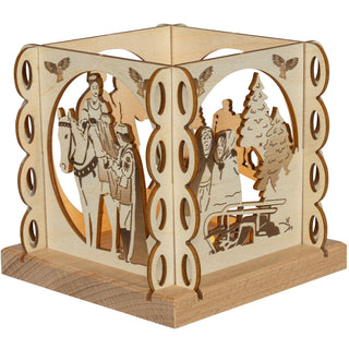 Quadratischer Kerzenhalter aus Holz (Limited Edition 2025) für ein Teelicht mit filigranen, gelaserten Motiven aus Drei Haselnüsse für Aschenbrödel: Szenen mit Aschenbrödel auf dem Perd, dem Prinzen, Schlossfiguren und Winterlandschaft mit Baum, einfarbig abgesetzt, auf Sockel, ca. 12 cm groß.