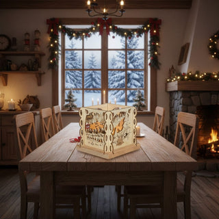 Kerzenhalter aus naturfarbenem Holz für ein Teelicht mit Motiv „DEFA‑Schneewittchen“, auf einem Holztisch in einem festlich dekorierten Raum platziert. Der quadratische Halter zeigt filigrane Märchenszenen mit Figuren, Wald- und Schlossmotiven, die vom warmen Kerzenlicht im Inneren beleuchtet werden. Im Hintergrund sind ein geschmückter Raum mit Kamin, Lichtergirlanden und ein Fenster mit verschneiter Winterlandschaft zu sehen.
