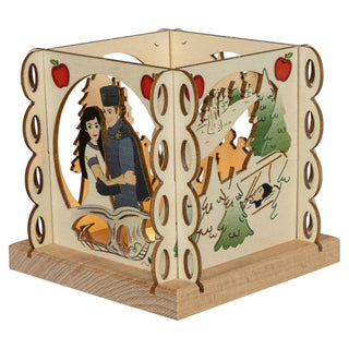 Quadratischer Kerzenhalter in Laternenform aus Holz für ein Teelicht mit bunten, gelaserten Motiven aus dem DEFA‑Märchen Schneewittchen: Szenen mit Figuren, Schneewittchen und dem Prinzen, Schneewittchen im Sarg, Waldlandschaft und roten Äpfeln, dekorativ eingefasst und auf stabilem Sockel montiert.
