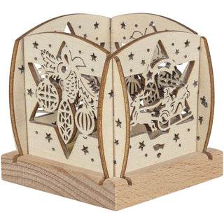 Kleiner Holz‑Kerzenhalter mit filigranen Ausschnitten: Weihnachtsmann im Schlitten, Sternmotive und Weihnachtszweige; gestaltet für ein einzelnes Teelicht. unbeleuchtet