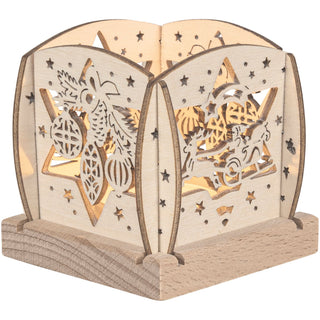 Kleiner Holz‑Kerzenhalter mit filigranen Ausschnitten: Weihnachtsmann im Schlitten, Sternmotive und Weihnachtszweige; gestaltet für ein einzelnes Teelicht. beleuchtete Ansicht