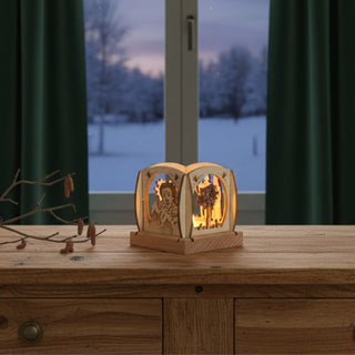 Kleiner Kerzenhalter aus naturfarbenem Holz für ein Teelicht mit Motiv „Das singende, klingende Bäumchen®“, einfarbig abgesetzt. Der Mini‑Halter zeigt filigrane Märchenszenen mit Figuren und Baum, die durch das warme Kerzenlicht im Inneren sanft beleuchtet werden. Aufgestellt ist er auf einer Holzkommode vor einem Fenster mit verschneiter Winterlandschaft; daneben liegen Zweige als natürliche Dekoration.
Geben Sie Ihr Feedback zu BizChat ab.