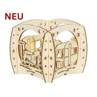 Holz‑Kerzenhalter „(N)ostalgie – Camping“ mit filigranen Motiven wie Motorrad, Campinganhänger und Wegweiser, verziert mit Sternausschnitten; passend für ein Teelicht, 12 cm groß.