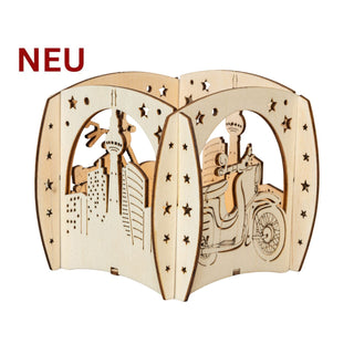 Holz‑Kerzenhalter „Moped“ mit filigran ausgeschnittenem Stadtmotiv, Sternverzierungen und Moped‑Darstellung, passend für ein Teelicht; 12 cm groß.