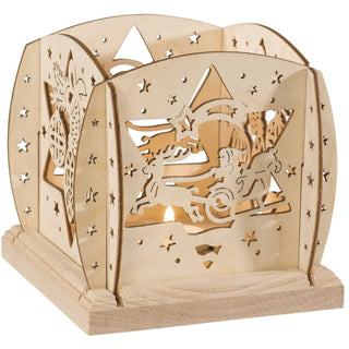 Kerzenhalter aus naturfarbenem Holz für ein Teelicht mit Motiv „Weihnachtsmann“, freigestellt dargestellt. Der filigrane Halter zeigt den Weihnachtsmann im Schlitten, gezogen von Rentieren, umgeben von Sternen und dekorativen Elementen. Im Inneren ist ein Teelicht platziert, dessen warme Flamme die feinen Ausschnitte sanft beleuchtet und die weihnachtliche Szene hervorhebt.