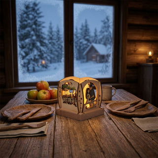 Mini-Kerzenhalter „DEFA-Schneewittchen“ für ein Teelicht (ca. 7 cm) aus Holz, farbig gestaltet mit detailreichen Märchenmotiven. Das warm leuchtende Teelicht hebt Szenen mit Schneewittchen und dem Prinzen hervor. Der Kerzenhalter steht auf einem Holztisch in einer gemütlichen Stube; im Hintergrund ein Fenster mit verschneiter Winterlandschaft, ergänzt durch Holzgeschirr und rote Äpfel als stimmungsvolle Dekoration.