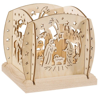 Kerzenhalter aus naturfarbenem Holz für ein Teelicht mit Motiv „Christi Geburt“, freigestellt dargestellt. Der filigrane Halter zeigt die Heilige Familie im Stall mit Maria, Josef und dem Kind, umgeben von Sternen, Tieren und Gebäuden. Im Inneren sorgt ein Teelicht für warmes Licht, das die detailreichen Ausschnitte sanft hervorhebt.