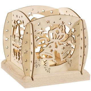 Kerzenhalter aus naturfarbenem Holz für ein Teelicht mit Glockenmotiv, freigestellt dargestellt. Filigrane Ausschnitte zeigen zwei durch eine Schleife verbundene Glocken, umgeben von Sternen und Tannenzweigen. Ein Teelicht im Inneren sorgt für warmes Licht und hebt die feinen Details sanft hervor.