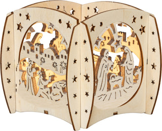 Kleiner Kerzenhalter aus naturfarbenem Holz für ein Teelicht mit Motiv „Christi Geburt“, freigestellt dargestellt. Filigrane Ausschnitte zeigen Maria und Josef mit dem Kind in der Krippe, umgeben von Sternen, Gebäuden und Landschaftselementen. Das warme Kerzenlicht im Inneren hebt die detailreiche Szenerie und die mehrschichtige Gestaltung sanft hervor.