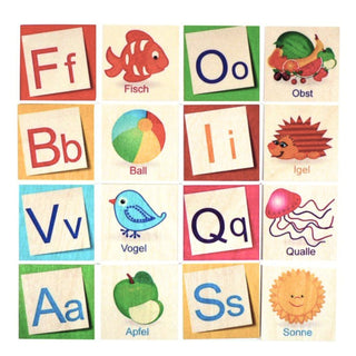 Buntes Memo mit Buchstaben und passenden Bildern: „F f“ mit Fisch, „O o“ mit Obst, „B b“ mit Ball, „I i“ mit Igel, „V v“ mit Vogel, „Q q“ mit Qualle sowie „A a“ mit Apfel und „S s“ mit Sonne; jede Kachel zeigt einen Buchstaben und eine einfache Illustration auf farbigem Hintergrund.