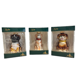 Drei Glas-Christbaumanhänger in Hundeform, jeweils einzeln in transparenter Geschenkverpackung mit grün-goldener Pappverpackung präsentiert.
