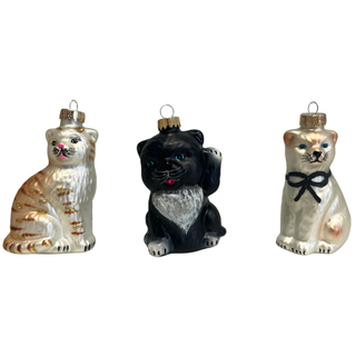 3-teiliges Set Christbaumschmuck aus Glas mit drei Katzenfiguren: eine getigerte Katze, eine schwarze Katze mit weißer Brust und eine helle Katze mit Schleife, jeweils ca. 8 cm groß.