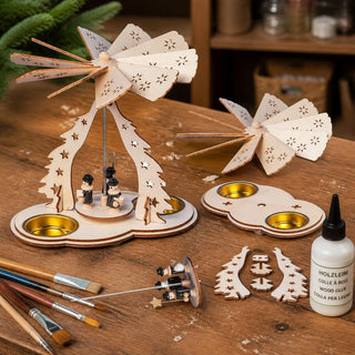 Bastelset „Weihnachtspyramide“ für 2 Teelichte aus naturfarbenem Holz mit allen Einzelteilen zum Selbstzusammenbauen. Auf einem Holztisch sind die teilweise montierte Weihnachtspyramide, weitere Bauteile, ein Flügelrad, Holzfiguren, Pinsel und eine Flasche Holzleim zu sehen. Die Pyramide zeigt filigrane Tannenbaum-Motive, zwei Figuren auf einer drehbaren Plattform und Halterungen für zwei Teelichter. Das kreative Bastelset ermöglicht die individuelle Gestaltung und eignet sich ideal für  DIY-Projekte.