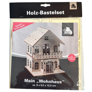 Bastelset „Wohnhaus“ aus naturbelassenem Holz zum Selbstzusammenbauen. Das Modell zeigt ein zweistöckiges Wohnhaus mit Balkon, Zaun, großen Fenstern und Satteldach. Die vorgestanzten Holzteile ermöglichen einen einfachen Aufbau und bieten Raum für kreative Gestaltung. Geeignet für Kinder ab 5 Jahren. Höhe ca. 12,5 cm.