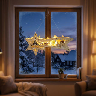 LED Fensterbild „Sternenschweif mit Seiffener Kirche“ aus naturfarbenem Holz, ca. 30 cm groß, mit detailreicher Winterszene aus Kirche, Häusern und Tannen im Sternenschweif-Design, warmweiß beleuchtet und zur Aufhängung am Fenster geeignet.