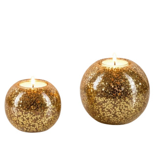 LED-Teelichthalter 2er-Set in Gold (Ø 8 cm und Ø 10 cm), rundes Glas mit glitzerndem Dekor, jeweils mit warmweiß leuchtendem LED-Teelicht als elegante Tischdekoration.