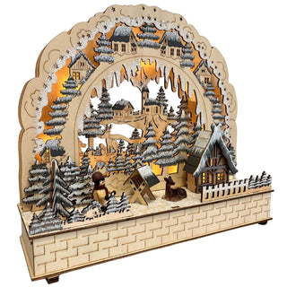 LED Lichterbogen „Waldhaus“ 30 cm aus Holz mit beleuchteter Winterlandschaft, verschneiten Tannenbäumen, Waldtieren, Futterkrippe und gemütlichem Waldhaus mit warmweißer LED-Beleuchtung.