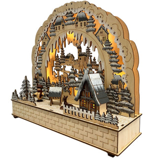 LED Lichterbogen „Waldhaus“ 30 cm aus Holz mit beleuchteter Winterlandschaft, verschneiten Tannenbäumen, Rehen, Dorfkirche, Futterkrippe und gemütlichem Waldhaus in warmweißer LED-Beleuchtung.
