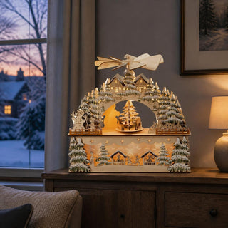 LED-Lichterbogen „Winterwald mit Pyramide“ mit beleuchteter Winterlandschaft, verschneiten Tannenbäumen, Häusern und beweglicher Weihnachtspyramide.