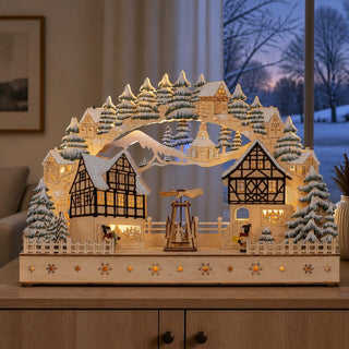 LED-Lichterbogen „Fachwerkhäuser mit Pyramide“ in Naturholzoptik mit beleuchteten Fachwerkhäusern, verschneiten Tannenbäumen und einer drehbaren Weihnachtspyramide.