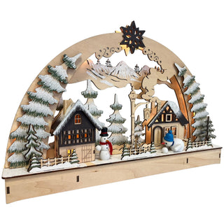 LED Lichterbogen „Lustige Schneemänner“ 45 cm aus Holz mit beleuchtetem Winterdorf, verschneiten Tannenbäumen, zwei Schneemännern, Fachwerkhäusern und winterlicher Berglandschaft.