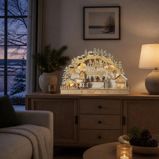 LED Lichterbogen „Advent im Erzgebirge“ mit beleuchteter Winterlandschaft, Kirche, Kurrendesängern, drehenden Engeln und Weihnachtsbaum, farbige Weihnachtsdekoration aus Holz, 50 cm.