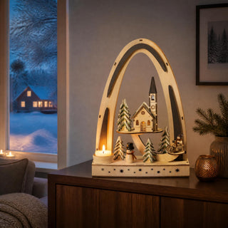 LED Lichterbogen „Schneemann und Winterkind“ mit integriertem Teelichthalter, naturfarbenes Holzdesign mit winterlicher Szene aus Kirche, Schneemann und Schlittenkind, 33 cm, stimmungsvolle Weihnachtsdekoration für Wohnraum und Fensterbank.