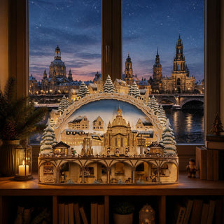 LED Lichterbogen „Dresdener Altstadt“ mit beweglicher Pyramide, beleuchtetem Sockel mit Timer und 60 cm Breite. Die detailreiche Holzszene zeigt die Dresdner Altstadt mit Frauenkirche, historischen Gebäuden, verschneiten Tannen und Weihnachtsmarktfiguren. Die integrierte LED-Beleuchtung setzt den Lichterbogen und den kunstvoll gestalteten Sockel stimmungsvoll in Szene und sorgt für festliche Weihnachtsatmosphäre im Wohnbereich oder auf der Fensterbank.