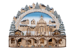 Lichterbogen „Dresden“ aus Holz mit beleuchtetem Sockel, beweglicher Pyramide, farbiger, winterlicher Stadtszene und Frauenkirche, 60 cm, Batterie- und Netzbetrieb mit Timer.
