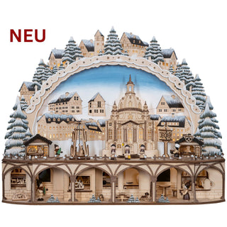 Lichterbogen „Dresden“ aus Holz mit beleuchtetem Sockel, beweglicher Pyramide, farbiger, winterlicher Stadtszene und Frauenkirche, 60 cm, Batterie- und Netzbetrieb mit Timer.