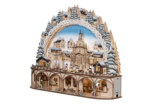 Lichterbogen „Dresden“ mit beleuchtetem Sockel, beweglicher Pyramide, winterlicher Stadtszene und Frauenkirche, 60 cm, Batterie- und Netzbetrieb mit Timer. Seitliche Ansicht.