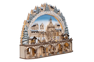Lichterbogen „Dresden“ mit beleuchtetem Sockel, beweglicher Pyramide, winterlicher Stadtszene und Frauenkirche, 60 cm, Batterie- und Netzbetrieb mit Timer. Seitliche Ansicht.