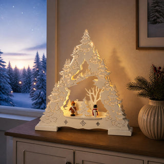 Farbige LED Lichterspitze „Winterkind und Schneemann“ mit winterlicher Waldszene, Schneemann, Schlittenkind und 7-flammiger LED-Beleuchtung, 28 cm, stimmungsvolle Weihnachtsdekoration für Fensterbank und Kinderzimmer.