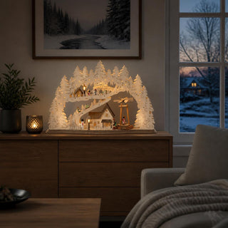 LED Lichterbogen „Weihnachtsdorf“ mit beweglicher Pyramide, beleuchtetem Winterdorf, verschneiten Tannen und Häusern, Weihnachtsdekoration aus Holz in Natur, 57 cm.