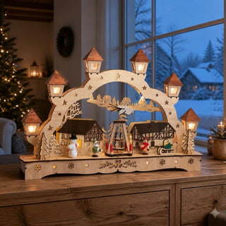 LED-Lichterbogen „Altstadt“, farbig, 43 cm, mit detailreicher Fachwerkstadt, drehbarer Pyramide, Schneemann und beleuchteten Laternen. Die warmweiße LED-Beleuchtung sorgt für eine festliche und gemütliche Weihnachtsatmosphäre.